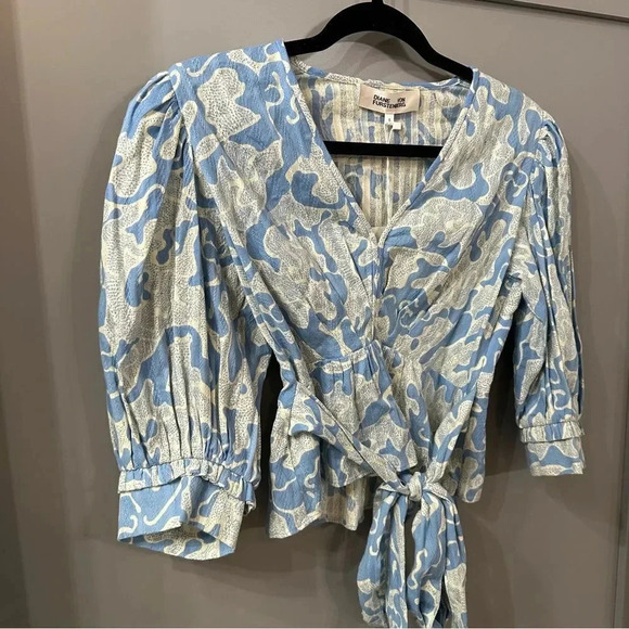 NWT Diane von Furstenberg Blue & White Pleated Printed Cotton Blouse Size 6 DVF - Picture 3 of 8